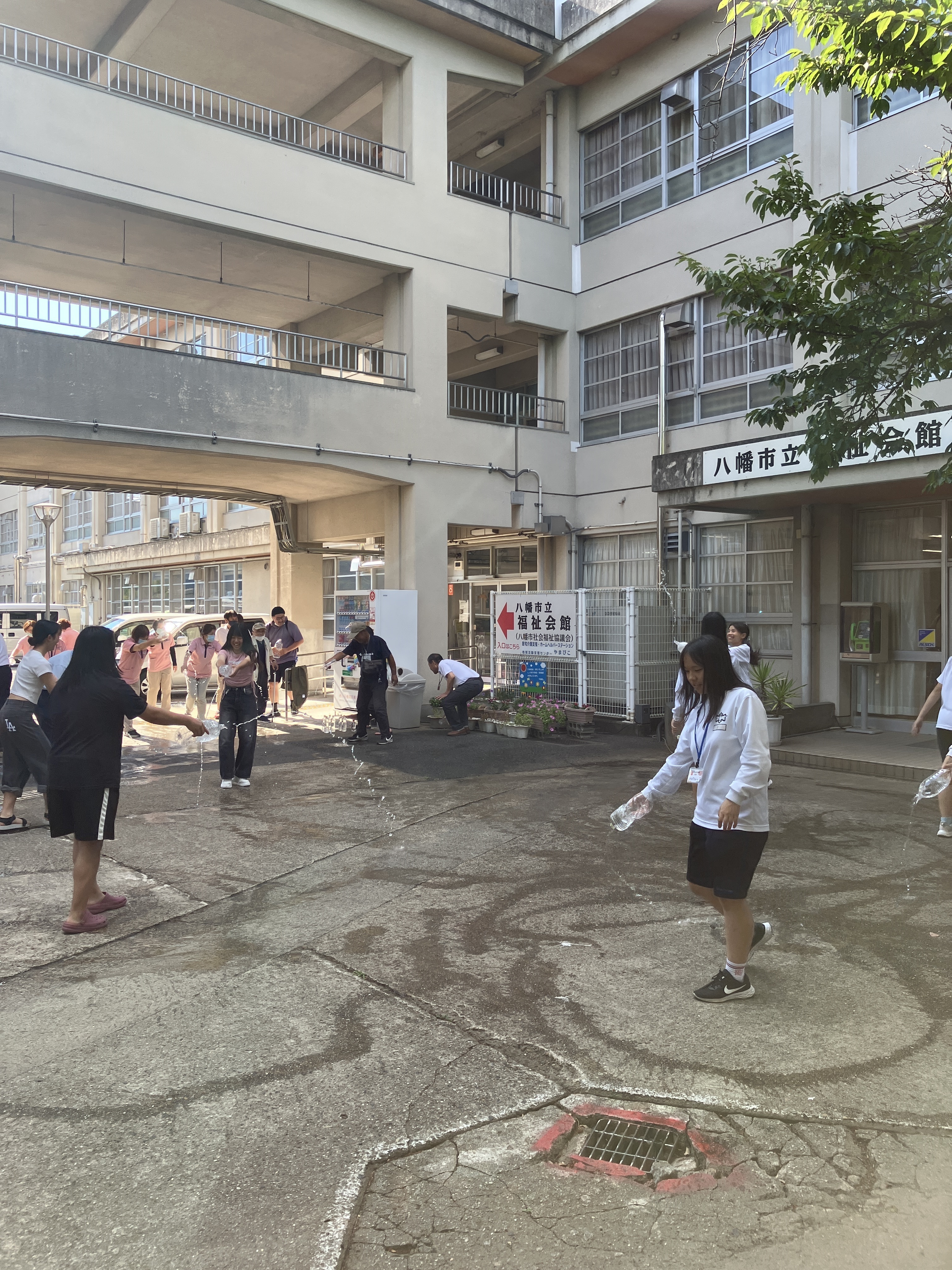 社会福祉協議会での打ち水の様子