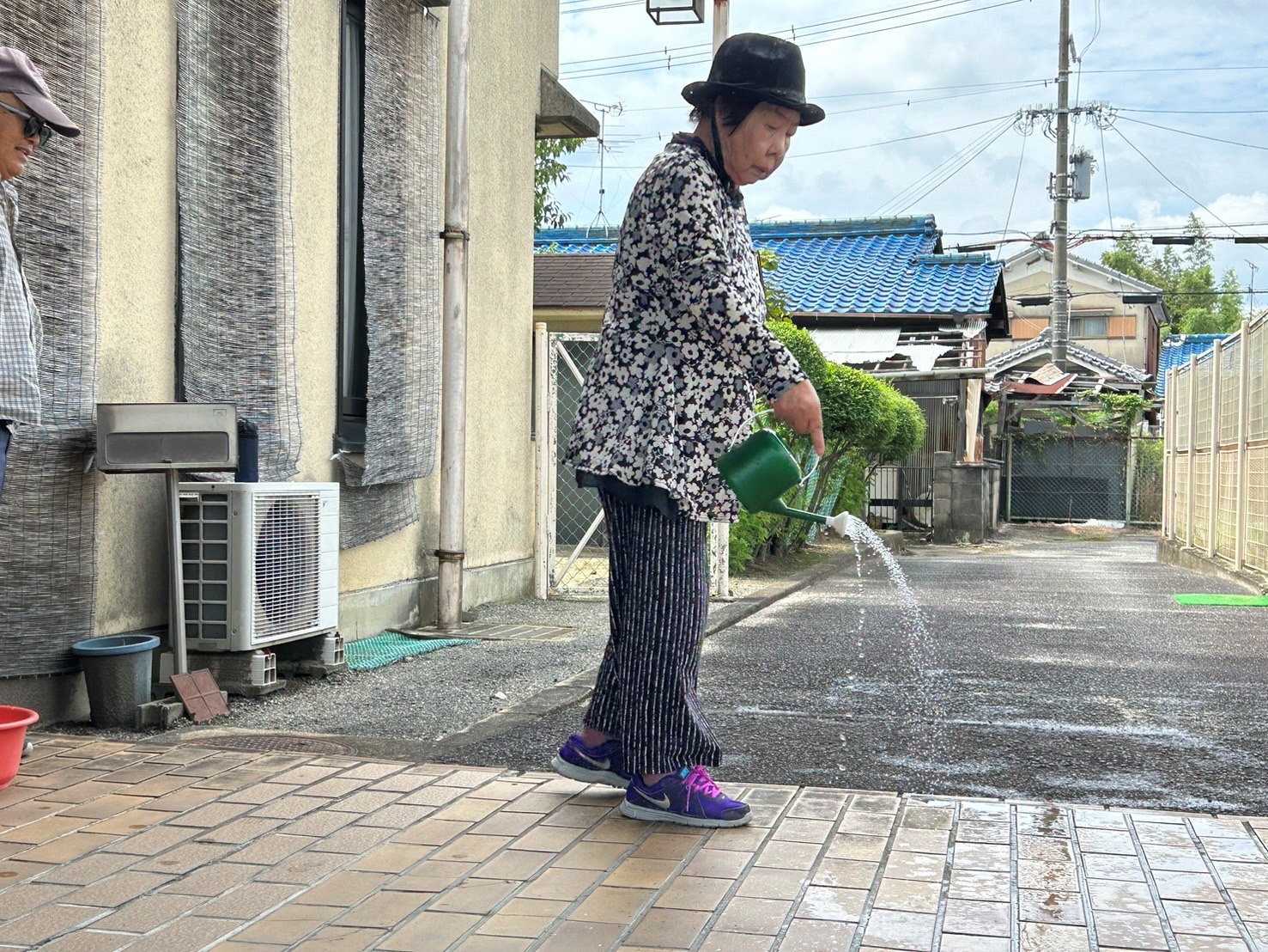 南ヶ丘老人の家での打ち水の様子