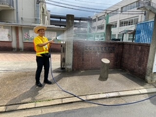 くすのき小学校での打ち水の様子