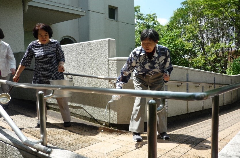 男山公民館での打ち水の様子