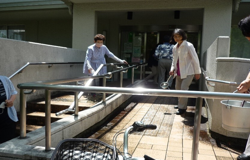 男山公民館での打ち水の様子1