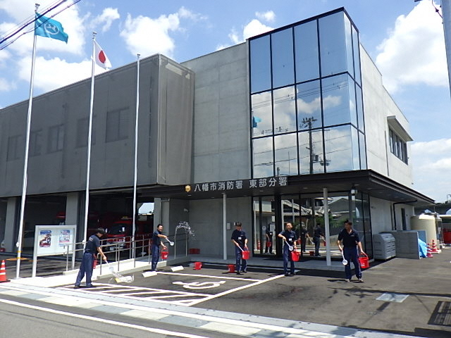 消防本部消防署東部分署での打ち水の様子