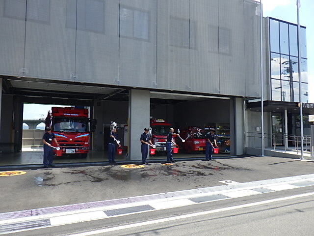 消防本部消防署東部分署での打ち水の様子1