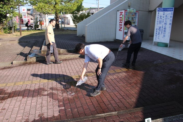 生涯学習センター・男山市民図書館での打ち水の様子2