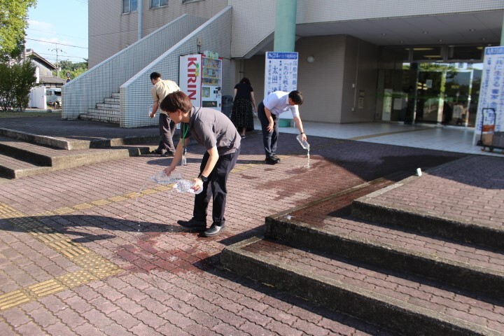 生涯学習センター・男山市民図書館での打ち水の様子1