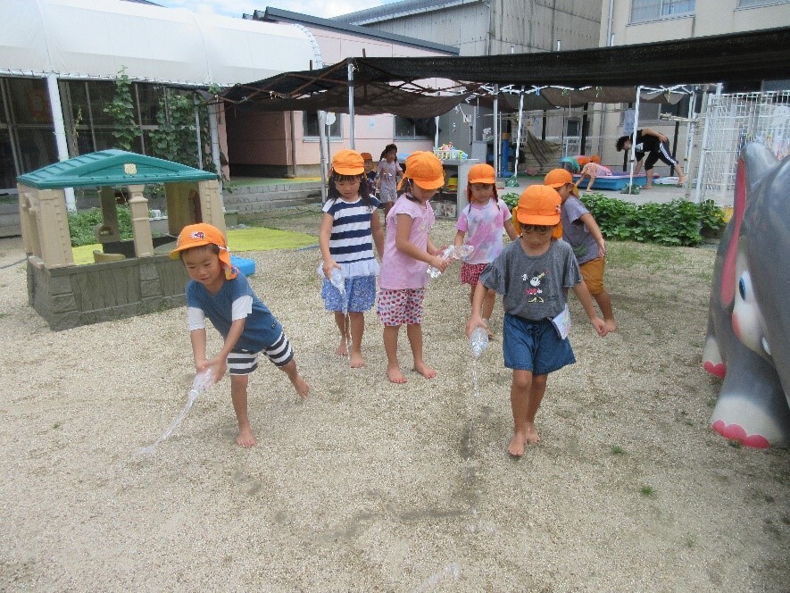 有都こども園での打ち水の様子1