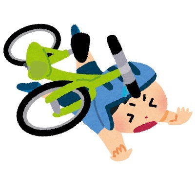ペダルなし自転車ごと転倒した幼児のイラスト