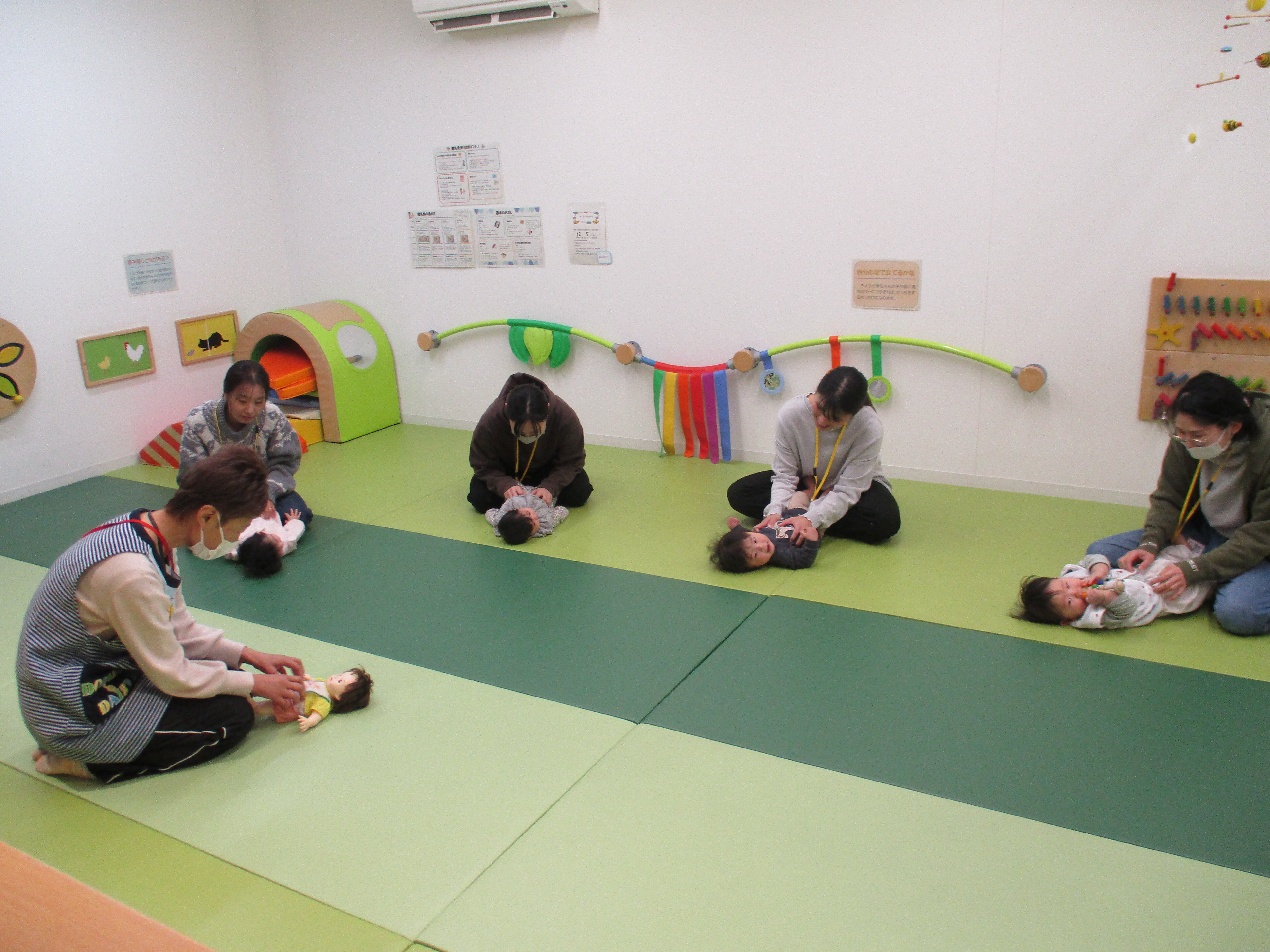 乳幼児と触れ合い遊びの様子