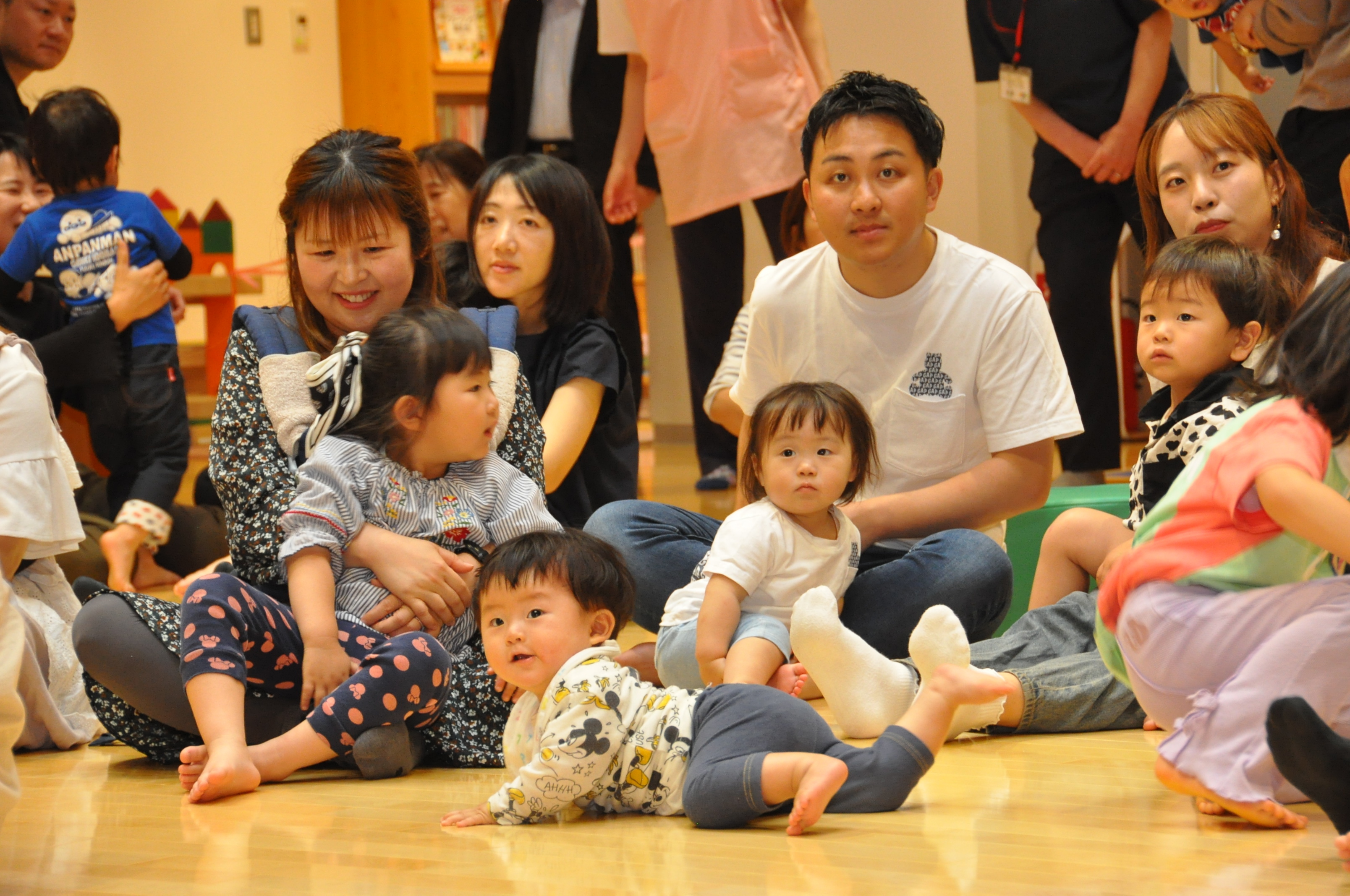 イベントに集まった親子連れ