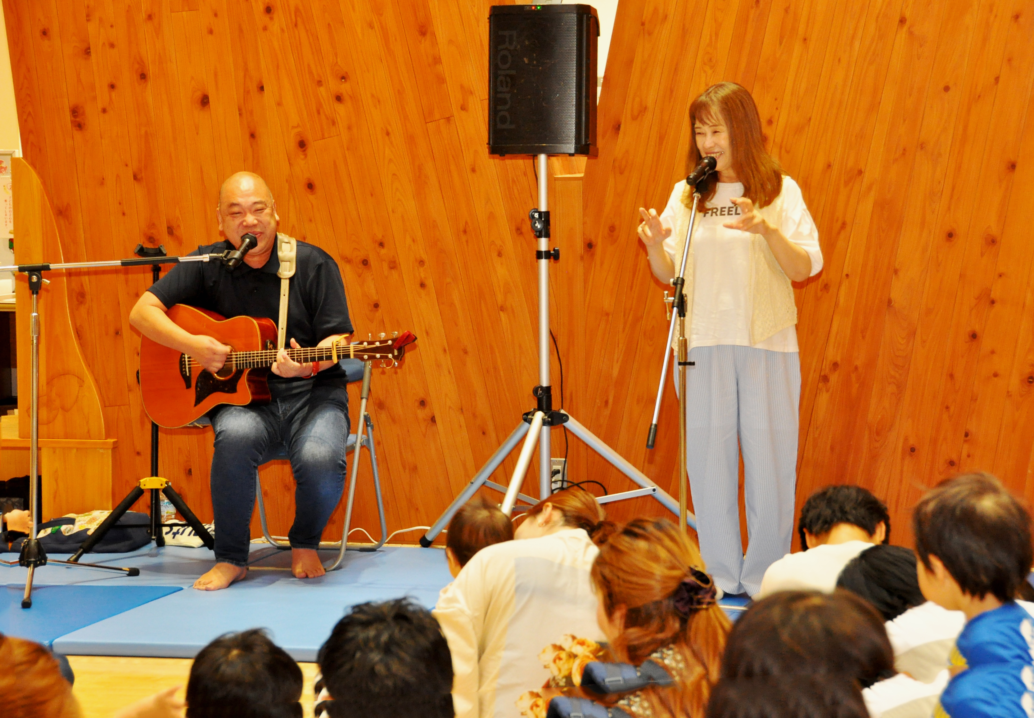 町田浩志さん(左)が奏でるギターの暖かな音色が会場に響きます