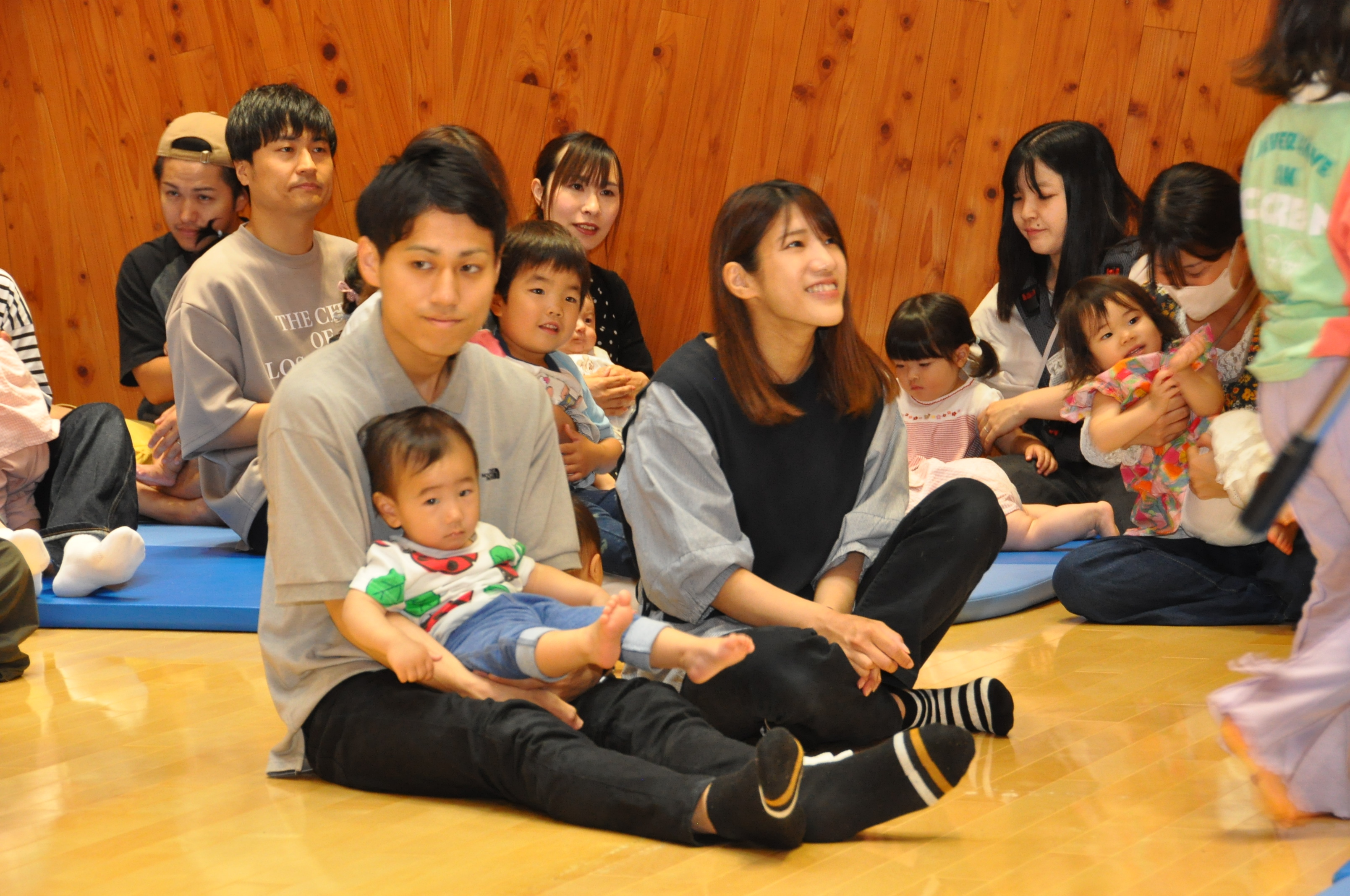 町田さんのギターに聞き入る親子連れ