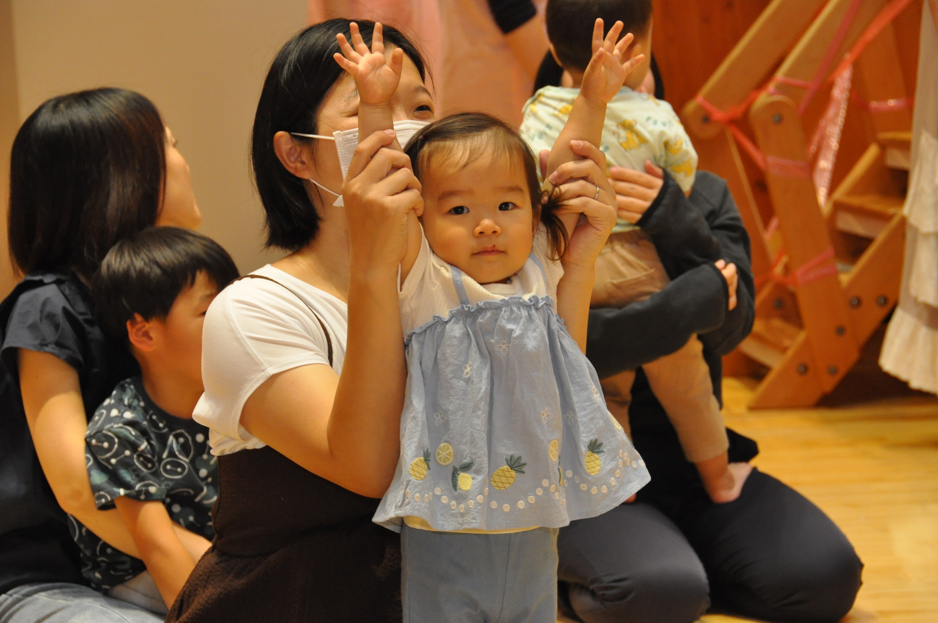 ふれあい遊びを楽しむ親子連れ