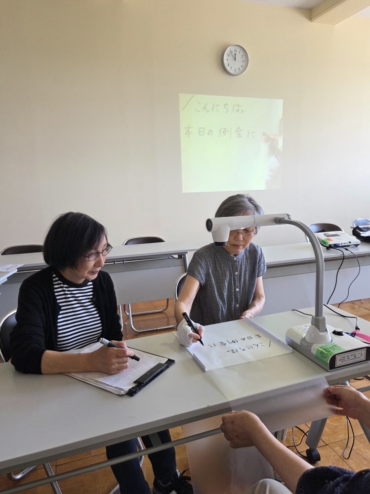 要約筆記をしている八幡市要約筆記サークル「ひびき」の会員2人
