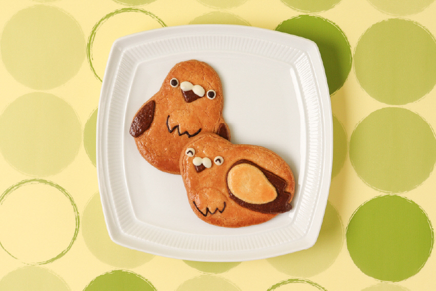 2枚並べた幸せのはとクッキーの画像