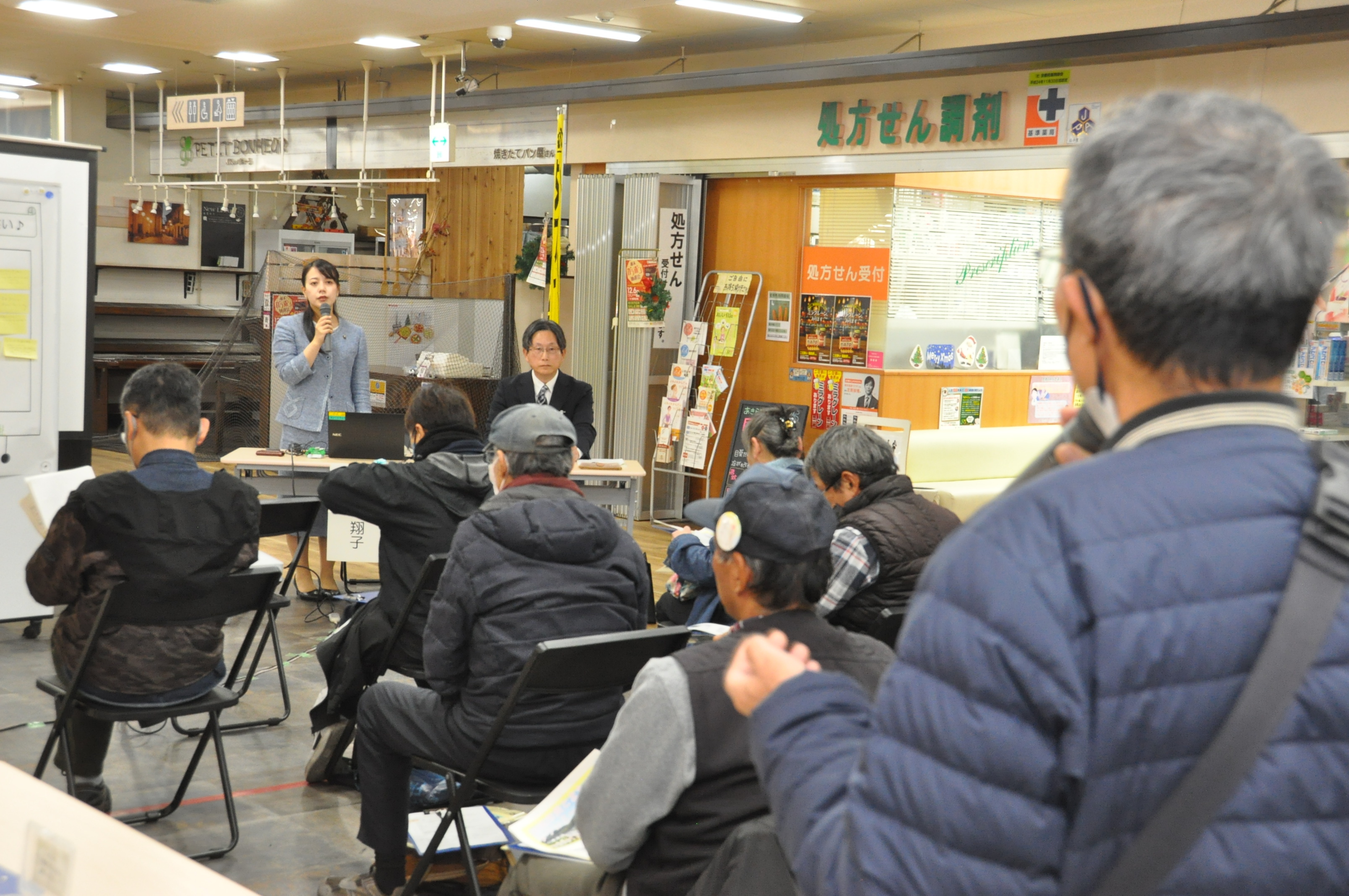 参加者に説明する様子2