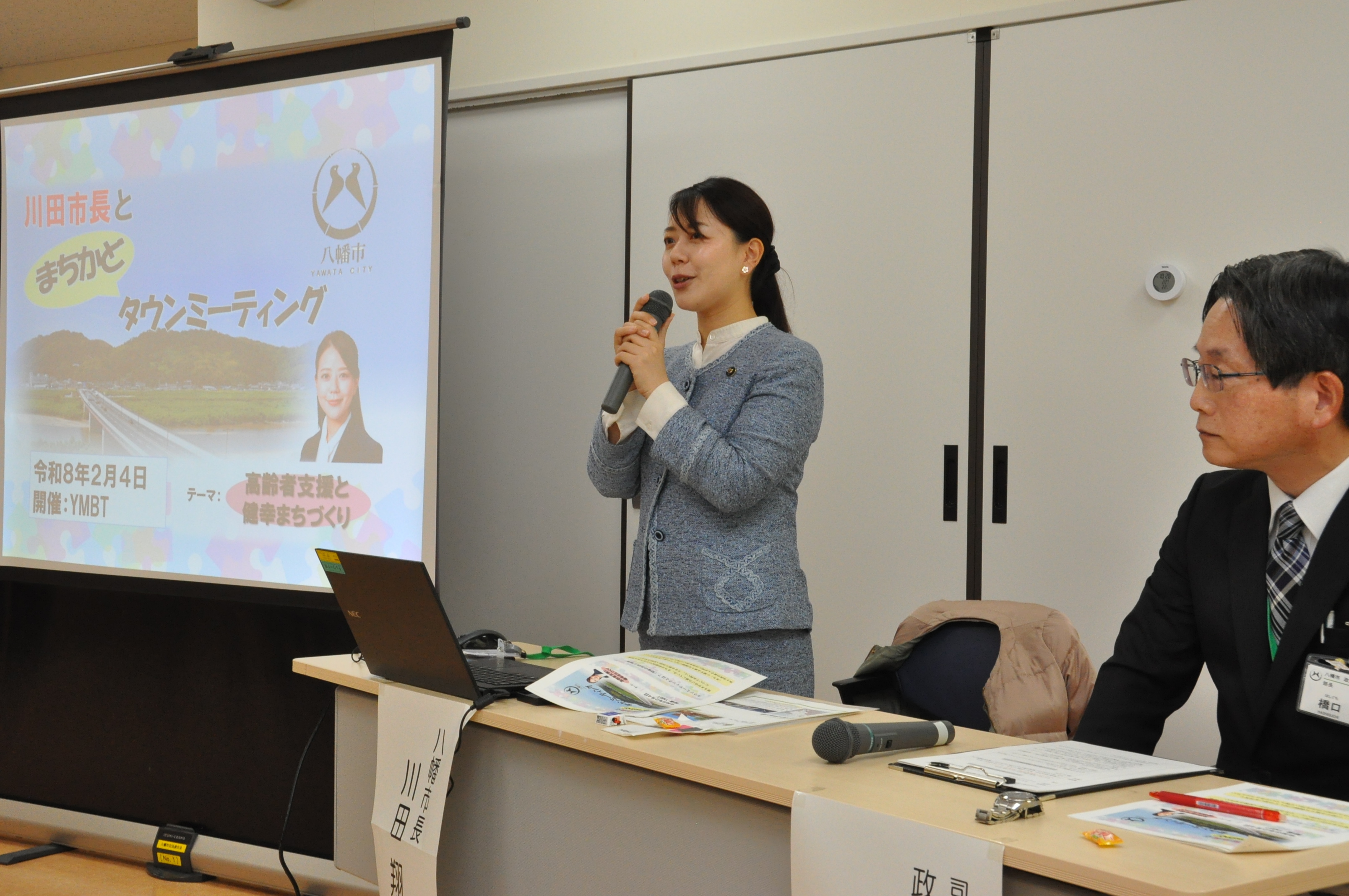 参加者に説明する様子2