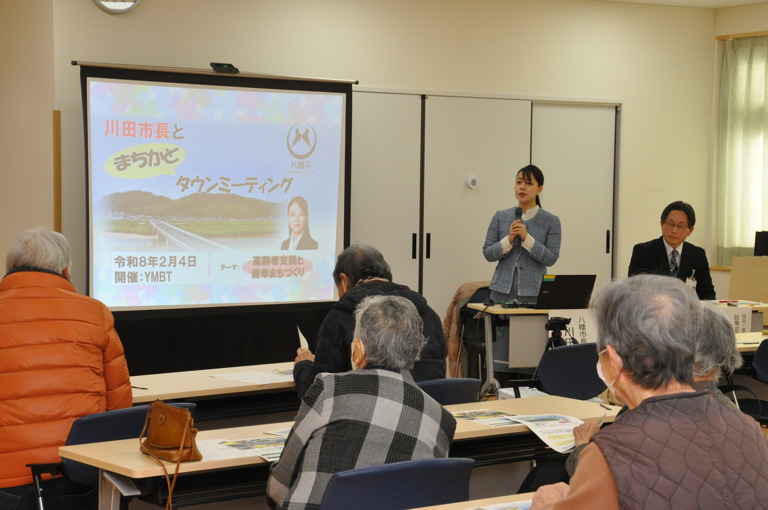 参加者に説明する様子