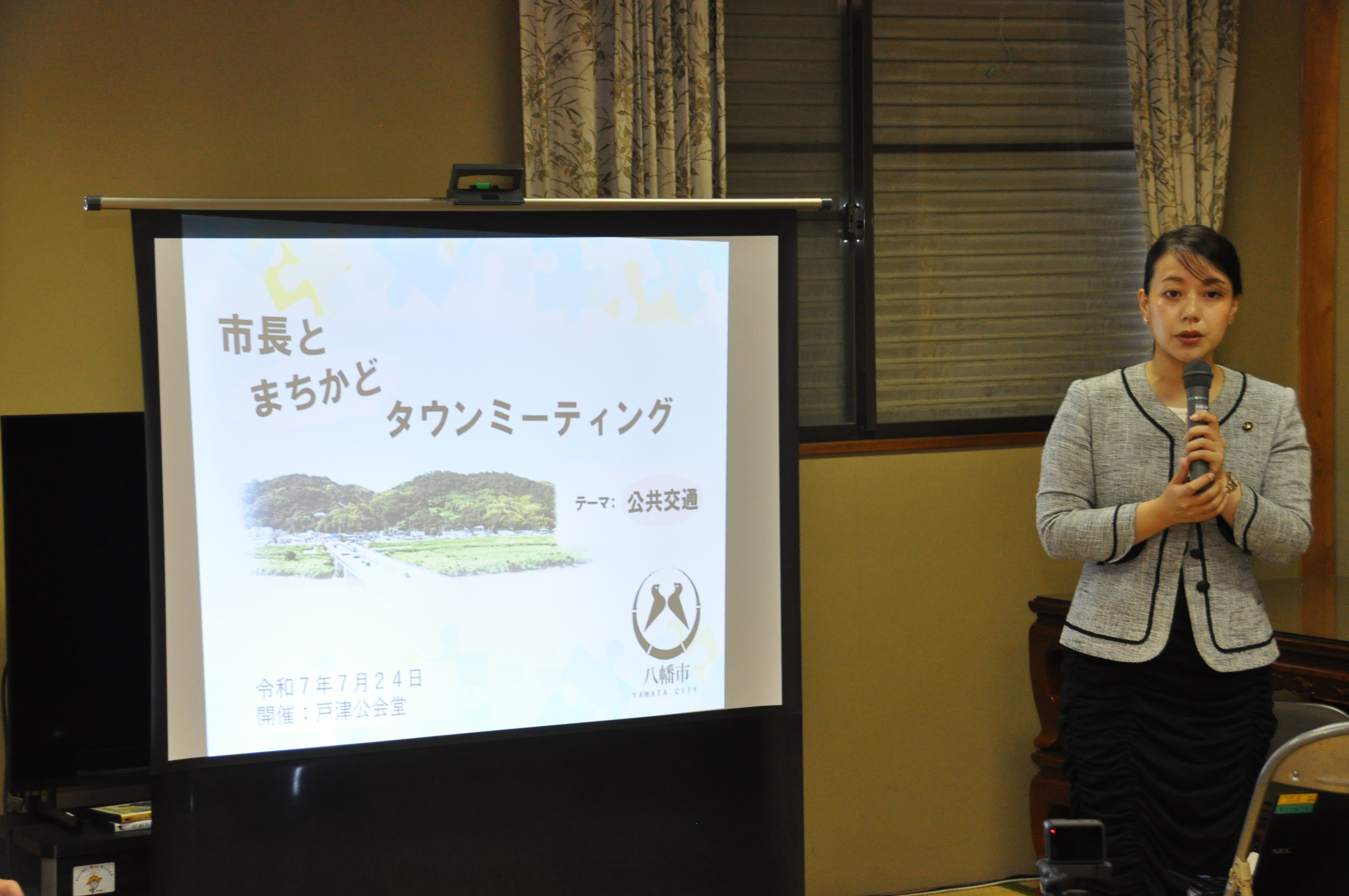参加者と意見交換する様子