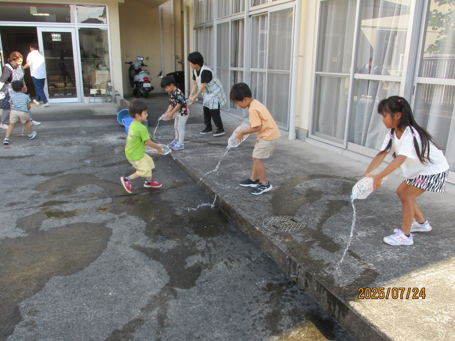 橋本幼稚園での打ち水の様子