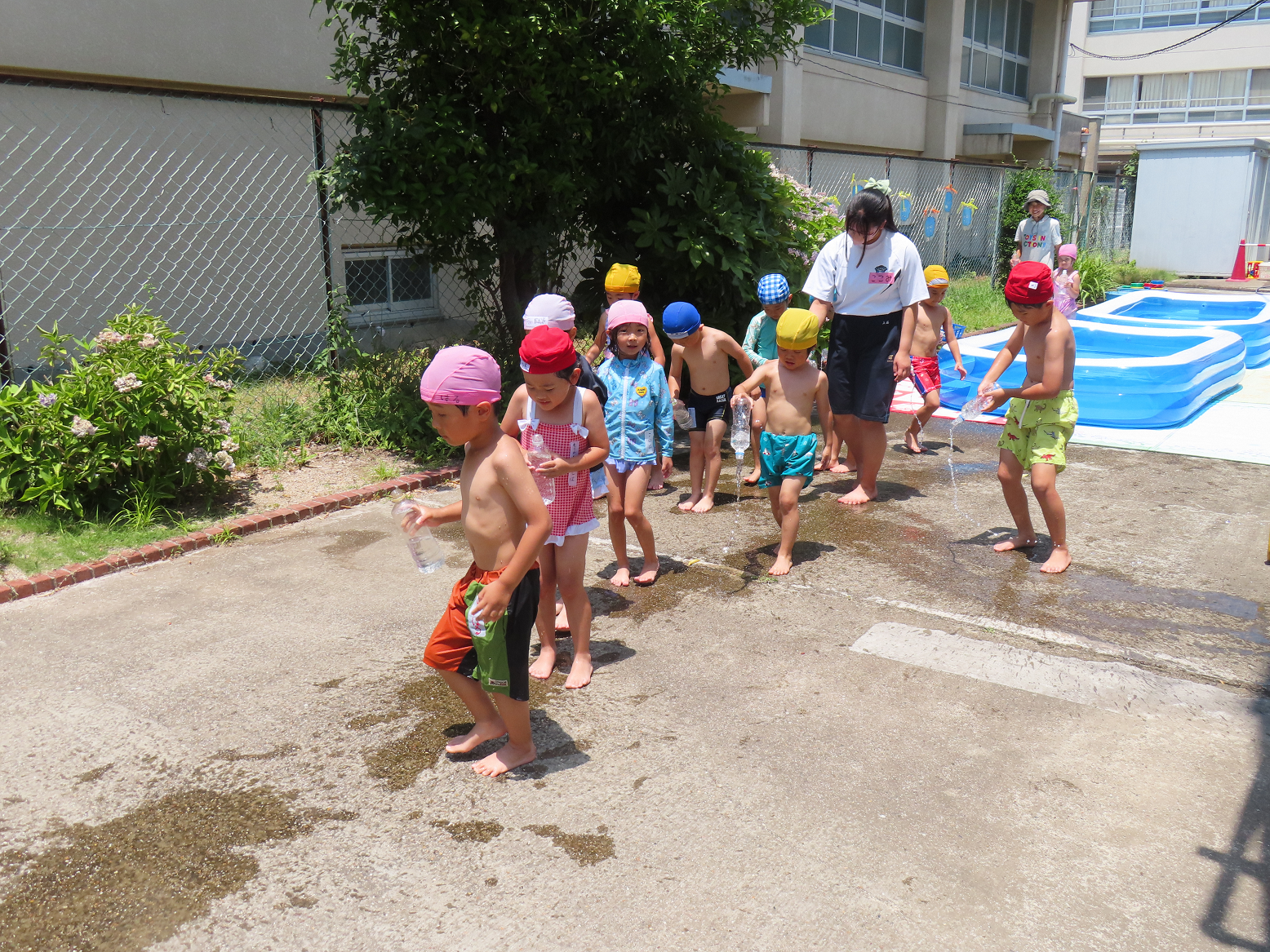 さくら幼稚園での打ち水の様子