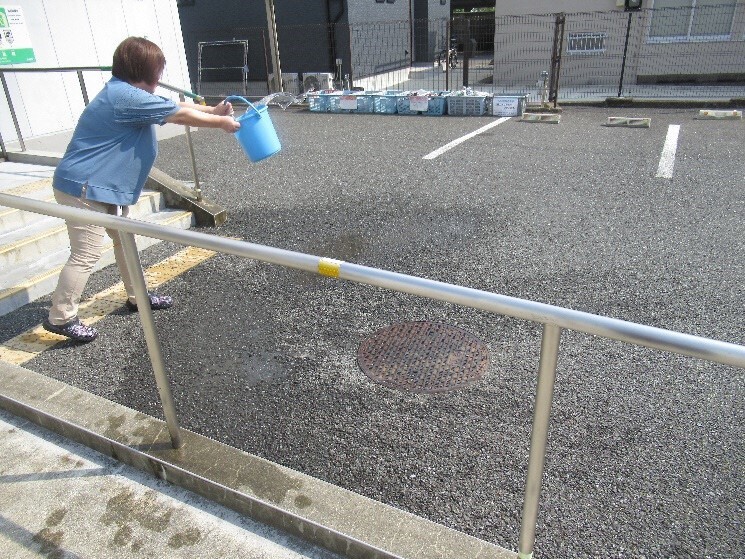 志水公民館での打ち水の様子