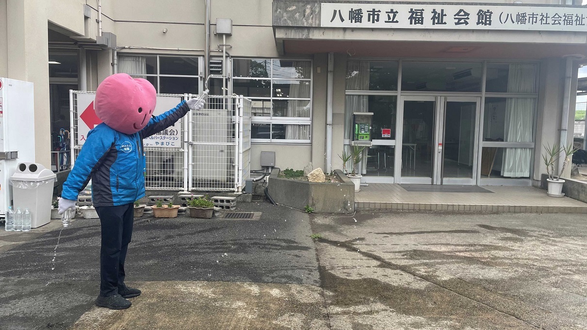 社会福祉協議会での打ち水の様子
