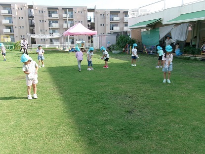 わかたけ保育園での打ち水の様子