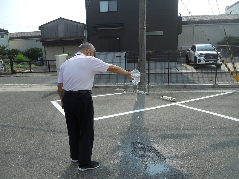 有都交流センターでの打ち水の様子