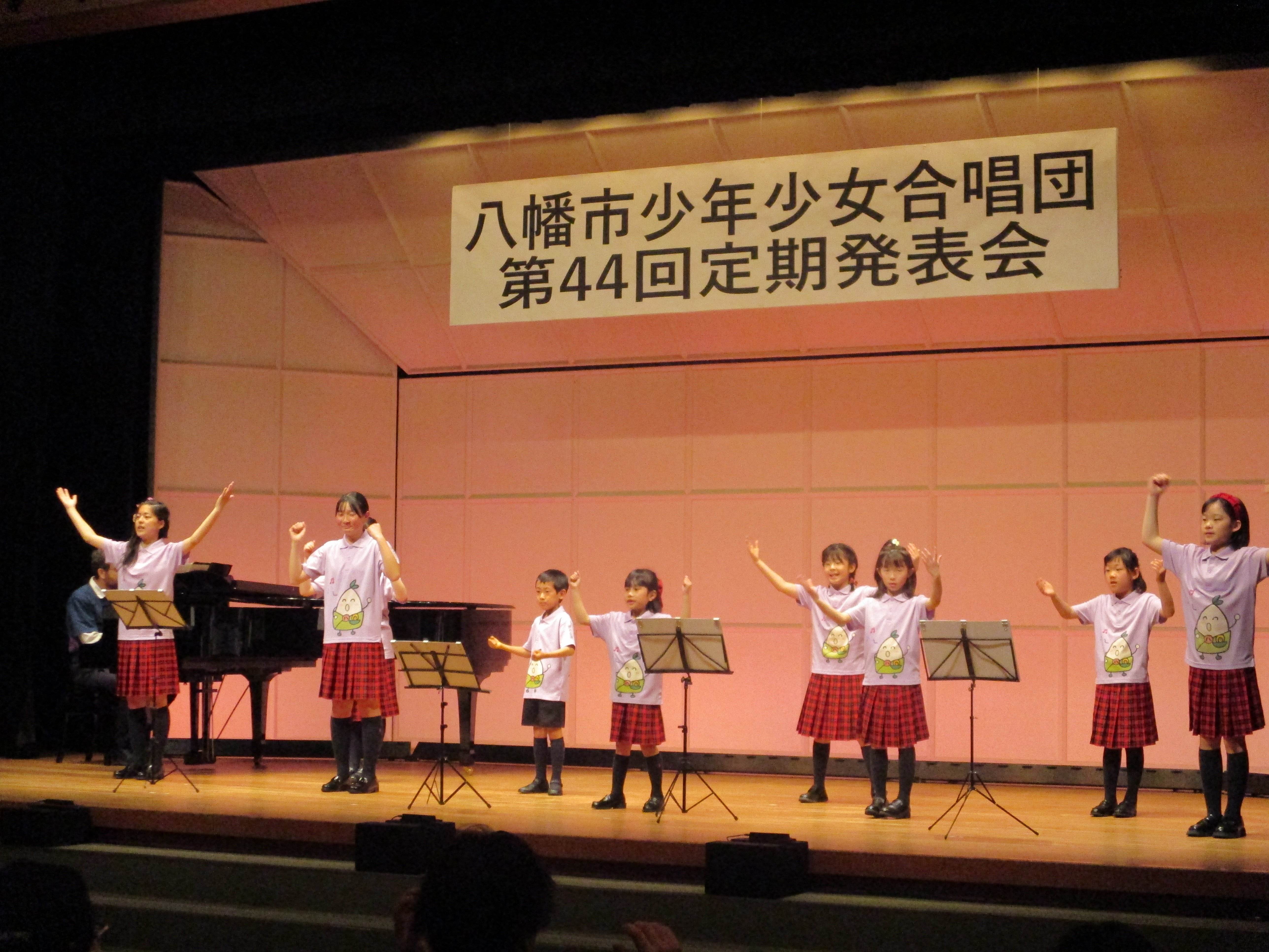 歌う合唱団の子どもたち