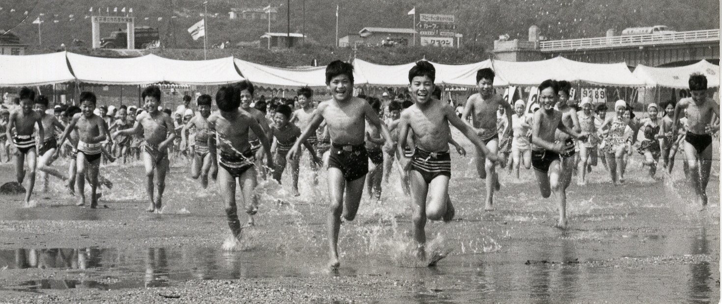 子どもたちが水泳場で走る写真
