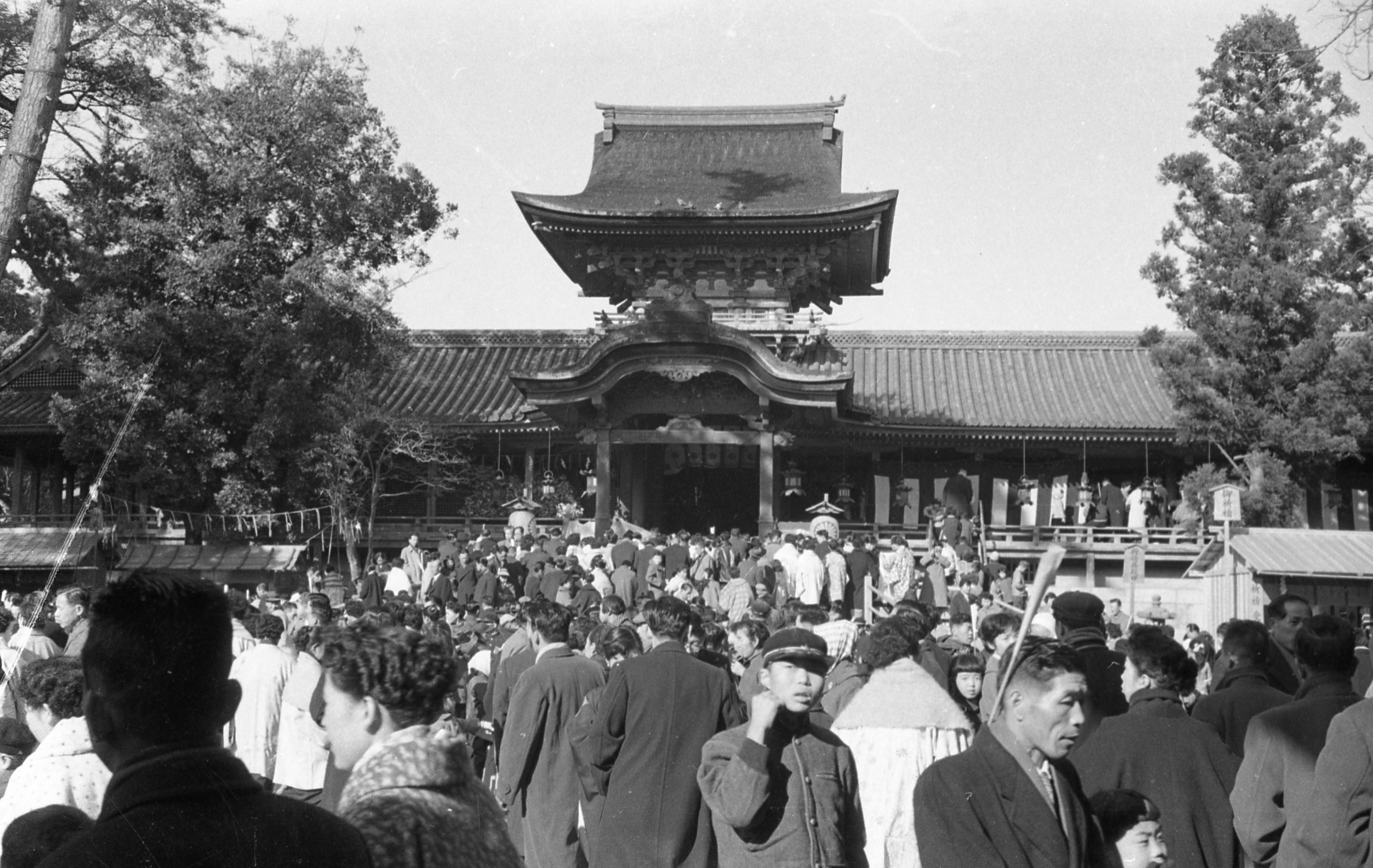 昭和33年〈1958〉1月撮影の石清水八幡宮での初詣の様子