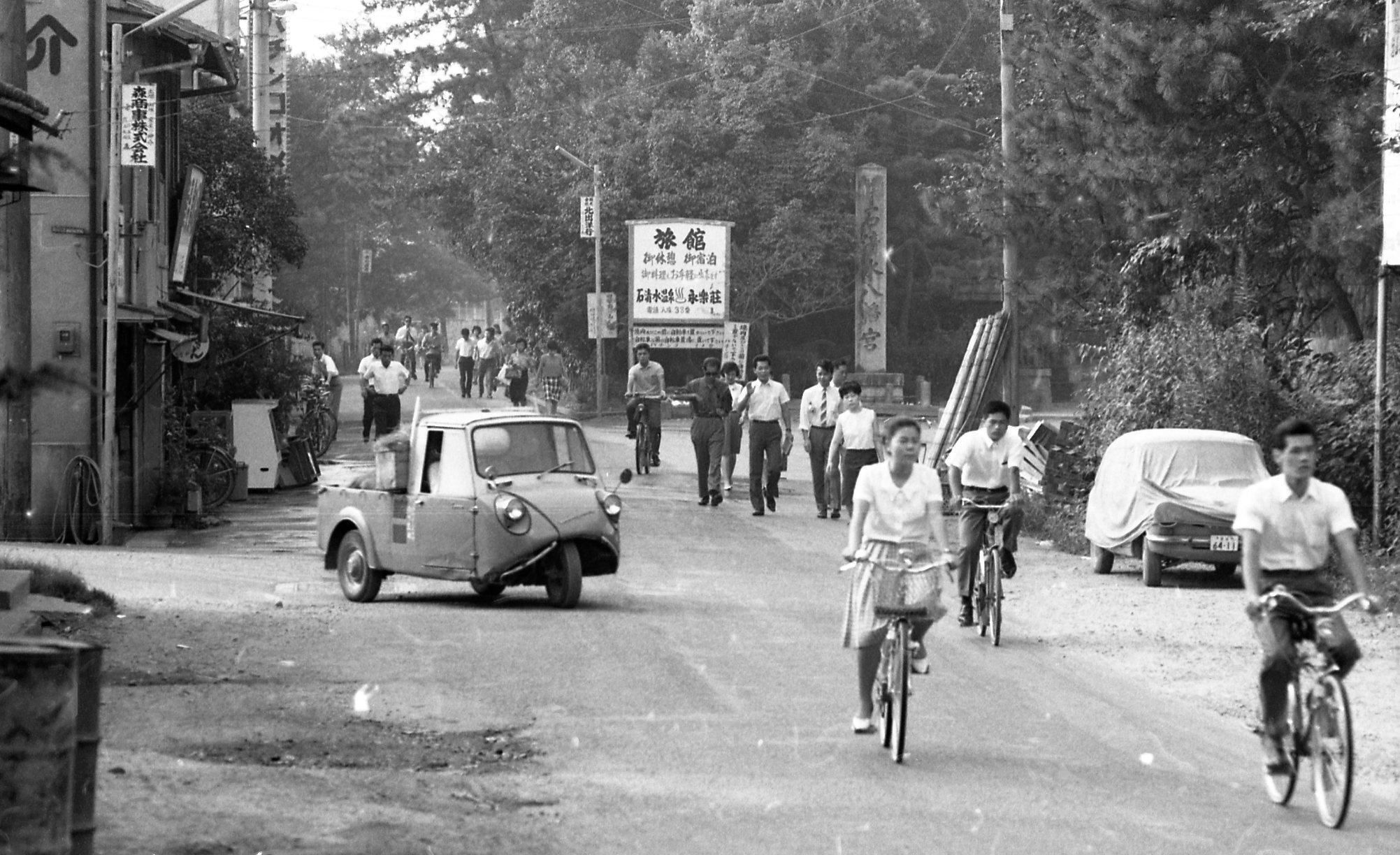 昭和40年〈1965〉8月撮影の八幡町駅へ向かう人々の通勤の様子